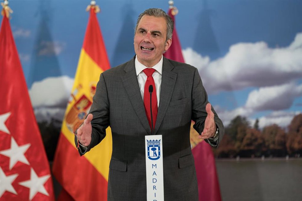 El portavoz de Vox en el Ayuntamiento, Javier Ortega Smith, ofrece una rueda de prensa durante un pleno del Ayuntamiento de Madrid, en el Palacio de Cibeles, a 28 de mayo de 2024, en Madrid (España).Cibeles ha arrancado el Pleno con un minuto de silenci