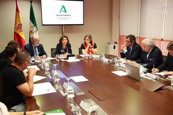 La consejera Rocío Blanco presidiendo la reunión entre trabajadores y dirección de Acerinox en Sevilla.