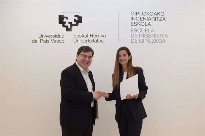 El director de la Escuela de Ingeniería de Gipuzkoa de la Universidad del País Vasco, Xabier Ostolaza, y la directora de Construcción de Altuna y Uria, Laura Gil.