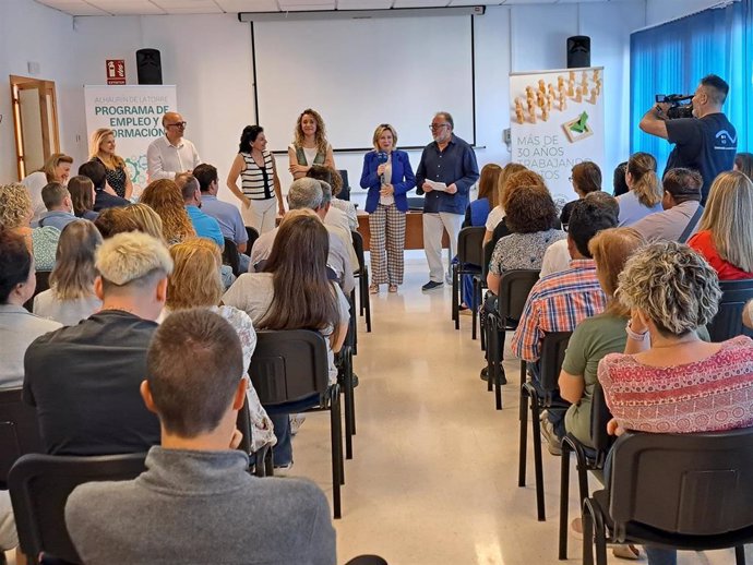 La delegada territorial de Empleo, Empresa y Trabajo Autónomo en Málaga, Carmen Sánchez Sierra, y el alcalde de Alhaurín de la Torre, Joaquín Villanova Rueda, se reúnen con las personas desempleadas que van a participar en distintos proyectos