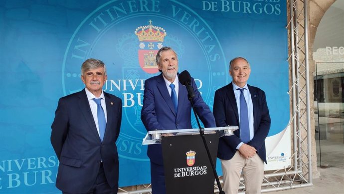 El rector, de León Francisco García Marin, el rector de la UBU Manuel Pérez Mateos y el rector de Valladolid, Antonio Largo Cabrerizo