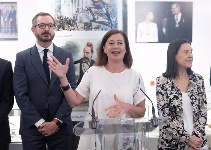 La presidenta del Congreso de los Diputados, Francina Armengol, en la inauguración de la Exposición con motivo del 30 Aniversario de la fundación de la Asociación de Periodistas Parlamentarios