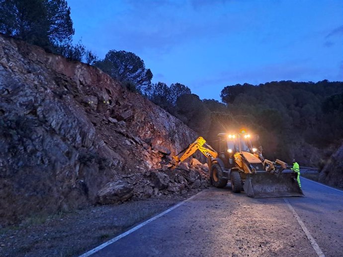 Trabajos en una de las carreteras de la provincia de Huelva.