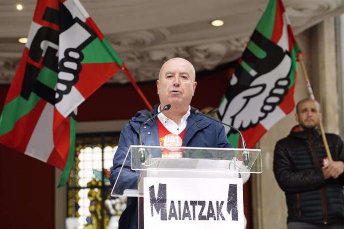 Archivo - El secretario general de UGT en Euskadi, Raúl Arza, comparece durante una manifestación por el Día del Trabajador, a 1 de mayo de 2024, en Bilbao, Vizcaya, País Vasco (España).