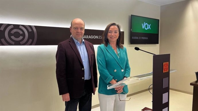 El portavoz de VOX en las Cortes de Aragón, Santiago Morón, y la diputada Carmen Rouco.