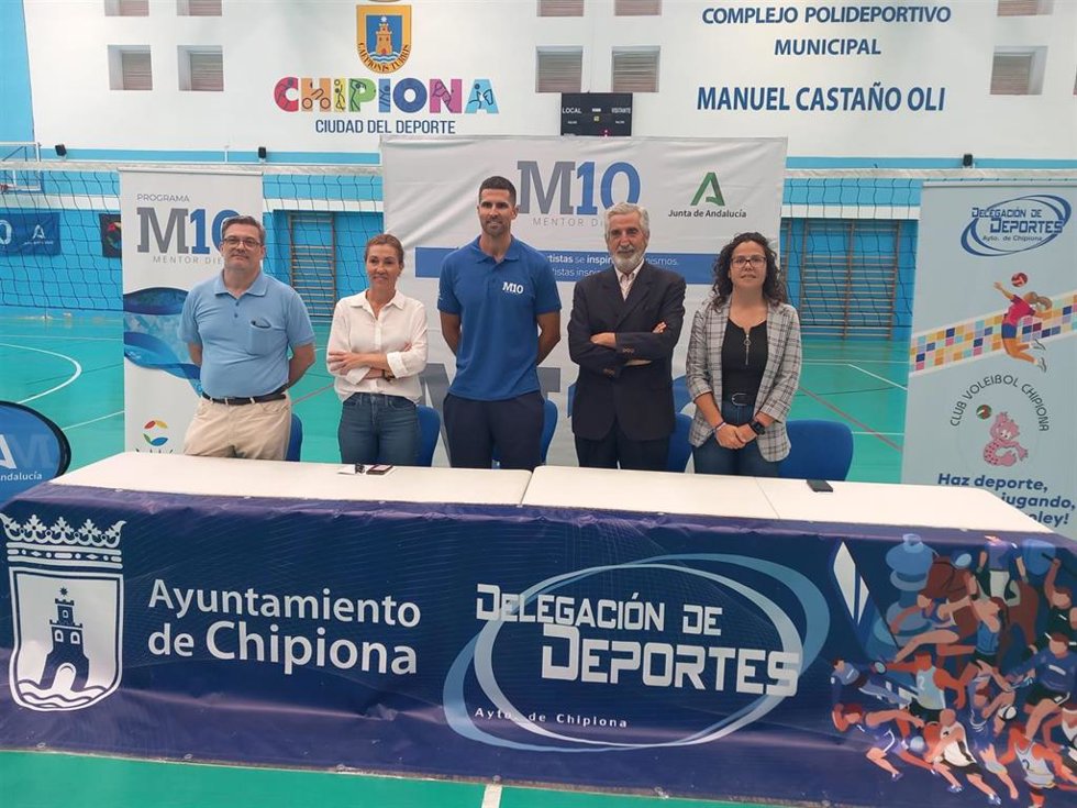 La delegada territorial de Turismo, Cultura y Deporte en Cádiz, Tania Barcelona, junto al deportista gaditano, jugador de vóley playa, Adrián Gavira, y otros representantes municipales en el Mentor10 celebrado en Chipiona.