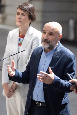 El diputado del BNG en el Congreso, Néstor Rego, durante una rueda de prensa, frente al Congreso de los Diputados, a 11 de junio de 2024, en Madrid (España). Durante la rueda de prensa, el diputado del BNG ha hecho referencia a las competencias de la auto