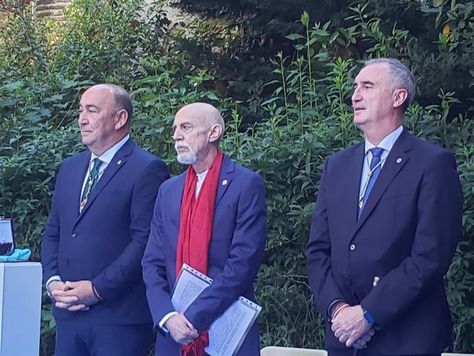 El artista Carlos león, entre el presidente de la Diputación, Miguel Ángel de Vicente (izda), y el alcalde de Segovia, José Mazarías