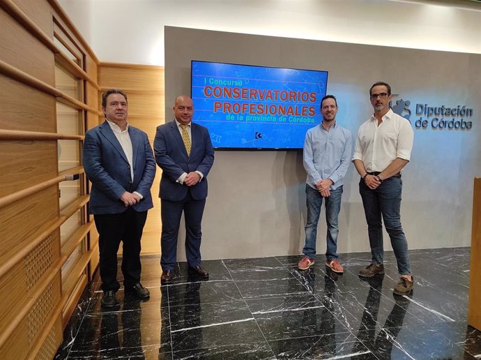 El delegado de Cultura de la Diputación, Gabriel Duque (segundo por la izda.), en la presentación del I Concurso de Jóvenes Intérpretes de la provincia.