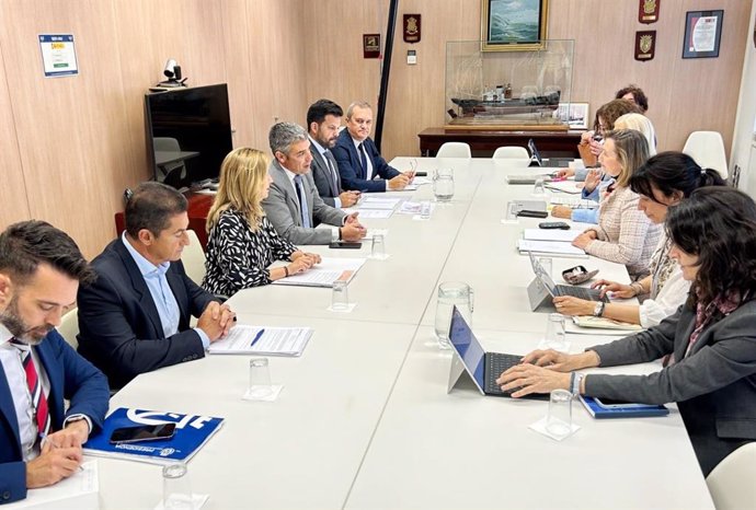 El consejero de Agricultura, Ganadería, Pesca y Soberanía Alimentaria del Gobierno de Canarias, Narvay Quintero, durante la reunión con la secretaria general de Pesca, María Isabel Artime