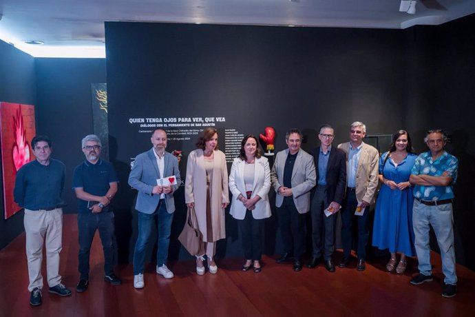 Los ediles de Cultura y Patrimonio Histórico y del Distrito Málaga Centro, Mariana Pineda y Francisco Cantos, junto a representantes de la cofradía del Amor y la Caridad y el comisario de la muestra, Pablo Alonso Herráiz.