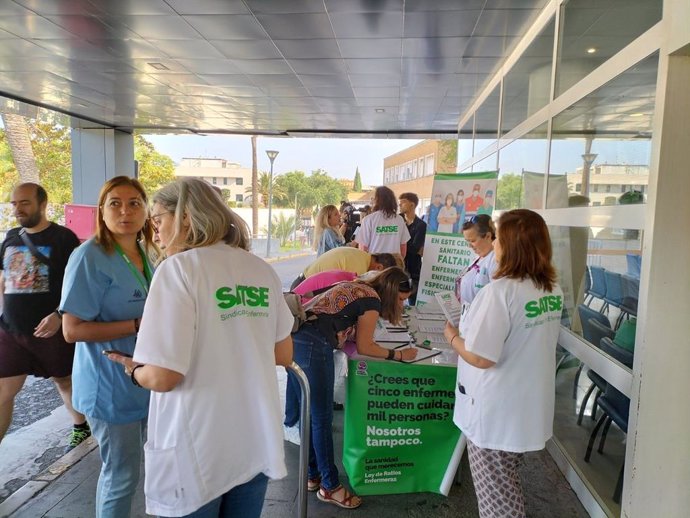 Campaña de Satse en el Virgen del Rocío para "sensibilizar" a la ciudadanía de la falta de profesionales sanitarios.