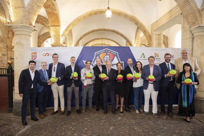 El presidente de la Diputación, Salvador Fuentes (centro), en la presentación del Campeonato de España de Clubes Minibasket Masculino.