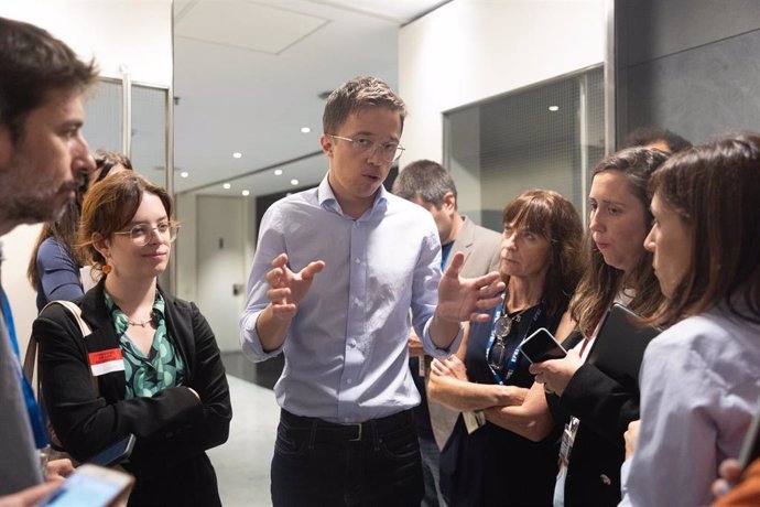 El portavoz de Sumar en el Congreso, Íñigo Errejón, atiende a medios tras una rueda de prensa posterior a la Junta de Portavoces, en el Congreso de los Diputados, a 11 de junio de 2024, en Madrid (España).