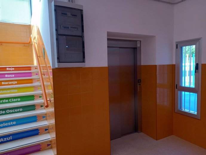 Interior del CEIP Profesor Juan Carlos Aragón de Cádiz donde se han desarrollado obras de accesibilidad.