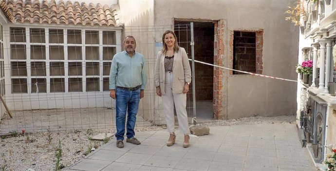 Antonio Pedregrosa y Raquel López, ante las obras que se ejecutan en el Cementerio de San Roque, en Valenzuela.