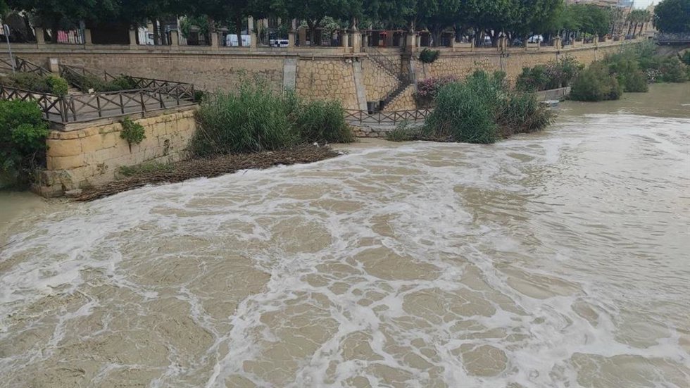 Imagen de la espuma aparecida en el río Segura