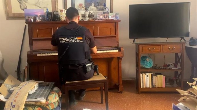 Un policía calma tocando el piano a una anciana a la que habían intentado robar en su vivienda en Valncia