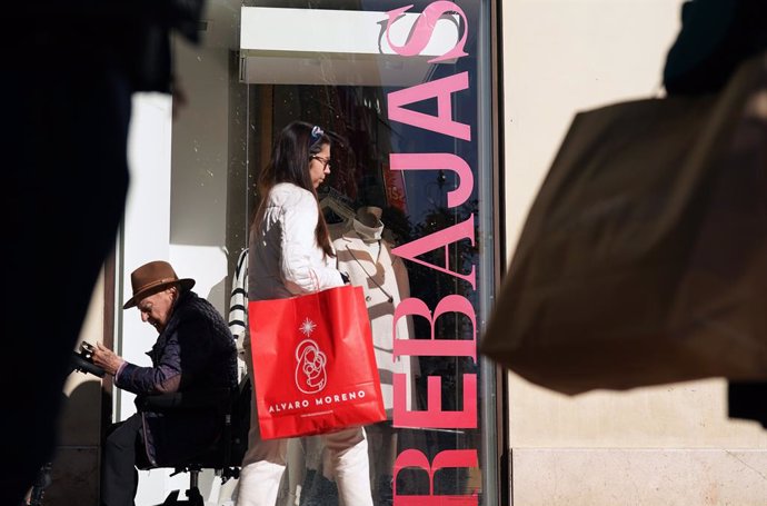 Archivo - Varias personas realizan compras en el  inicio de las primeras rebajas del año en comercios de la capital malagueña.  A 8 de enero de 2024, en Málaga (Andalucía, España).