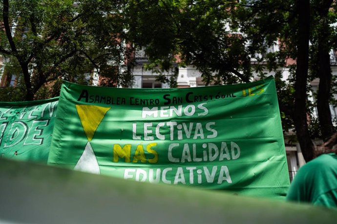 Una pancarta durante una concentración por la educación pública, frente a la Consejería de Educación, a 21 de mayo de 2024, en Madrid (España). 