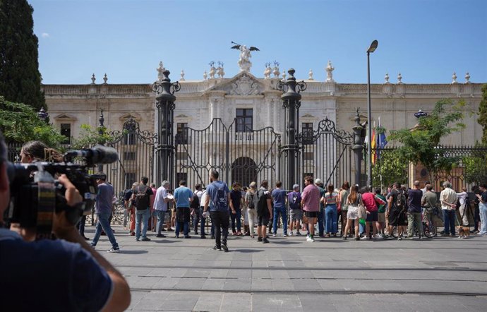 Manifestantes piden la dimisión del rector de la US, en apoyo de los estudiantes desalojados por la Policía esta madrugada