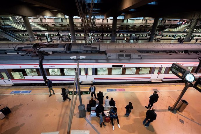 Archivo - Varias personas en un andén de Cercanías de Madrid