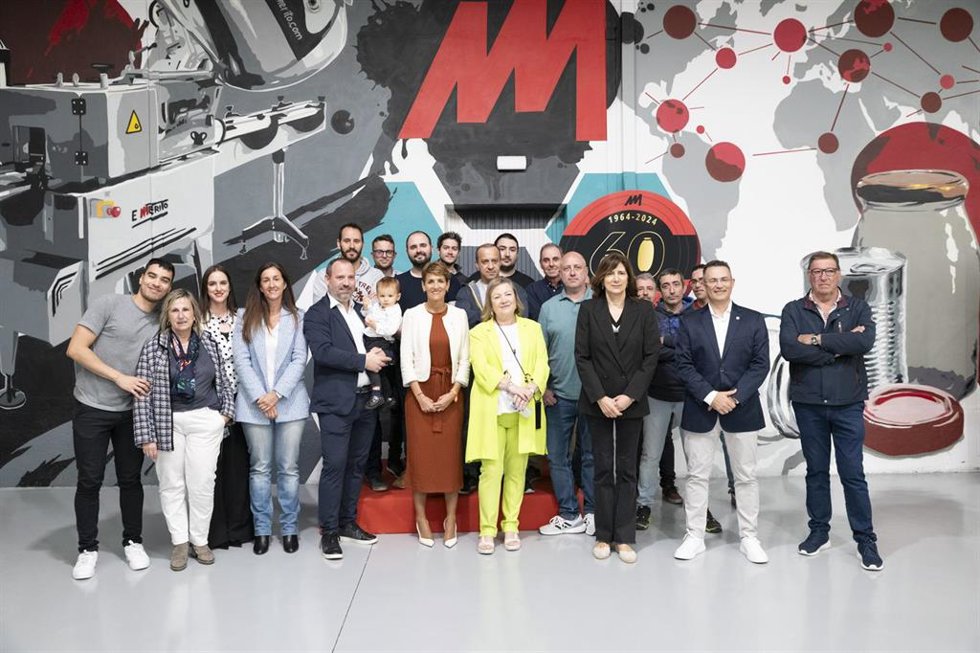 La presidenta Chivite con la plantilla de la empresa y la familia propietaria. A su izda., Mila Sainz (2 generación) y, a la dcha., Hugo Arteaga (3 generación). En primera fila, de negro, la alcaldesa de Mendavia, María José Verano.