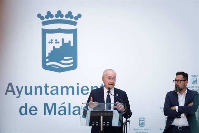 El alcalde de Málaga, Francisco de la Torre, junto al concejal delegado de Vivienda y Regeneración Urbana, Francisco Pomares, en rueda de prensa