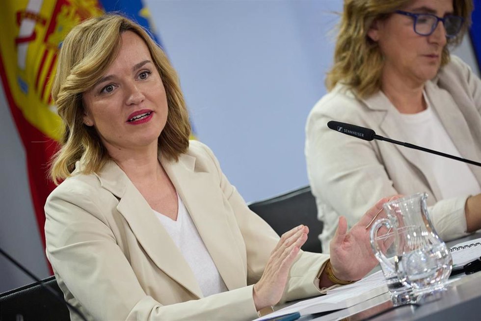La portavoz del Gobierno y ministra de Educación, Formación Profesional y Deportes, Pilar Alegría (i), y la vicepresidenta tercera y ministra para la Transición Ecológica y el Reto Demográfico, Teresa Ribera (d), durante una rueda de prensa  Moncloa