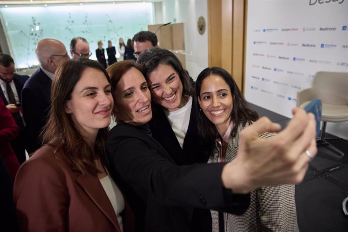 Archivo - (I-D) La portavoz de Más Madrid en el Ayuntamiento de Madrid, Rita Maestre; la ministra de Sanidad, Mónica García; la portavoz de Más Madrid en la Asamblea de Madrid, Manuela Bergerot y la diputada de Sumar Tesh Sidi se echan un selfie  