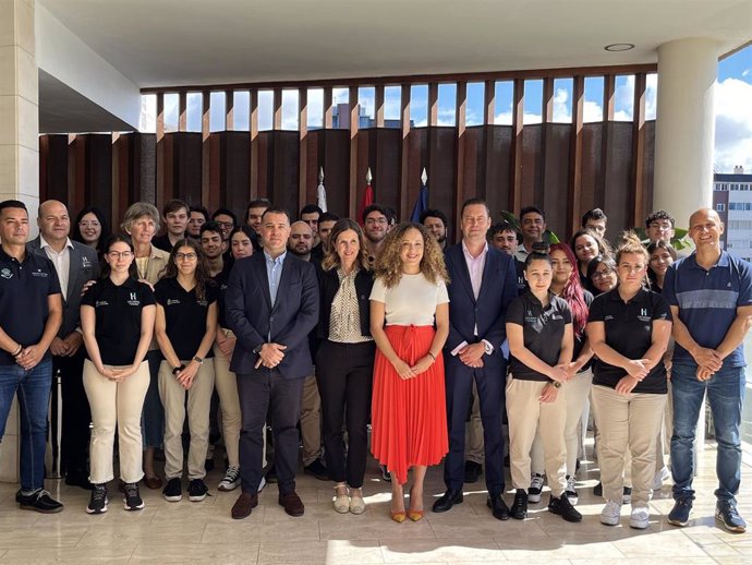 Foto de familia tras la firma de la renovación del convenio entre HECANSA y la compañía Iberostar