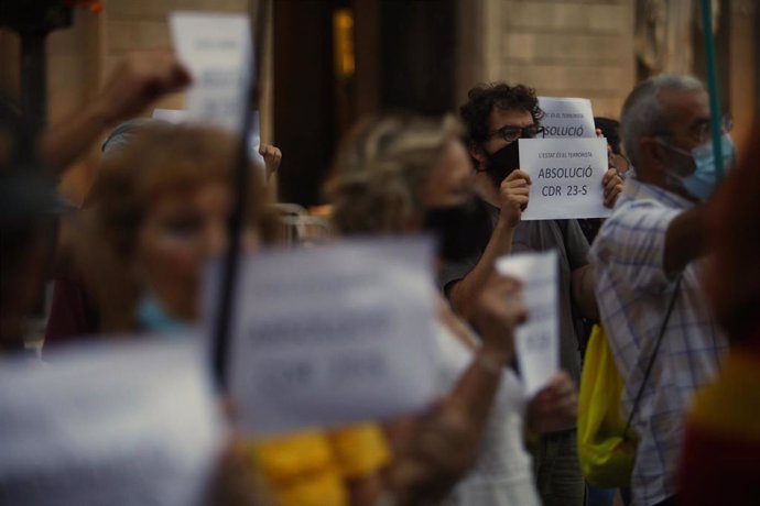 Archivo - Varias personas sostienen carteles que dicen 'L'Estat és el terrorista. Absolució CDR 23-S' durante una concentración convocada por CDR y Alerta Solidària, en solidaridad con los CDR que fueron acusados