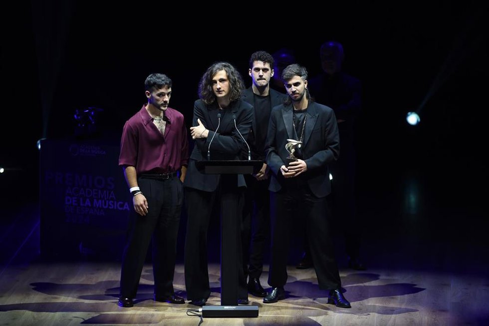 El grupo Arde Bogotá recoge el premio a Mejor Nuevo Artista durante la entrega de Premios de la Academia de la Música de España 2024, en el Palacio Municipal de IFEMA Madrid, a 10 de junio de 2024, en Madrid (España). Los Premios de la Academia de Músic