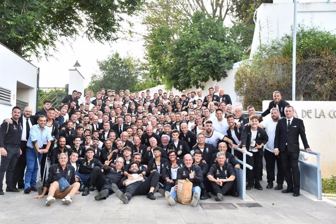 El Ayuntamiento de Tomares inaugura la plaza Hermanos Costaleros en homenaje al colectivo.