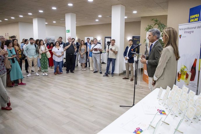 El vicepresidente primero y delegado de Infraestructuras, Sostenibilidad y Agricultura de la Diputación de Córdoba, Andrés Lorite (dcha.), interviene en la entrega de premios del VII Concurso Internacional de Vinagres 'Premios Vinavin'.