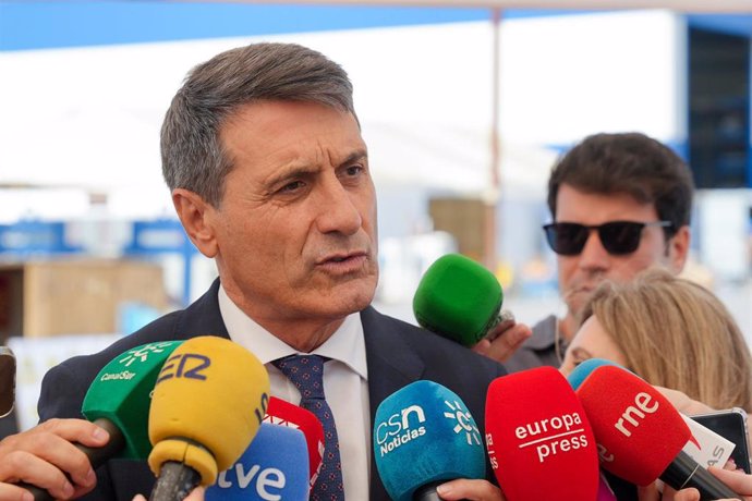 El delegado del Gobierno de España en Andalucía, Pedro Fernández, en una atención a medios.