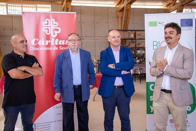 Foto de familia tras la inauguración de la nave de producción y distribución agroalimentaria en Montequinto.