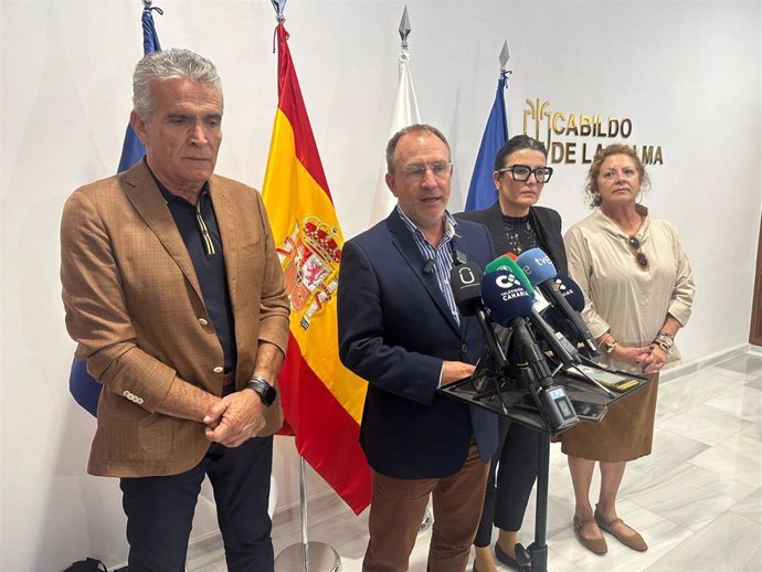 El presidente del Cabildo de La Palma, Sergio Rodríguez, en rueda de prensa tras anunciar la puesta en marcha de un fondo de contingencia de un millón destinado a empresas del sector turístico