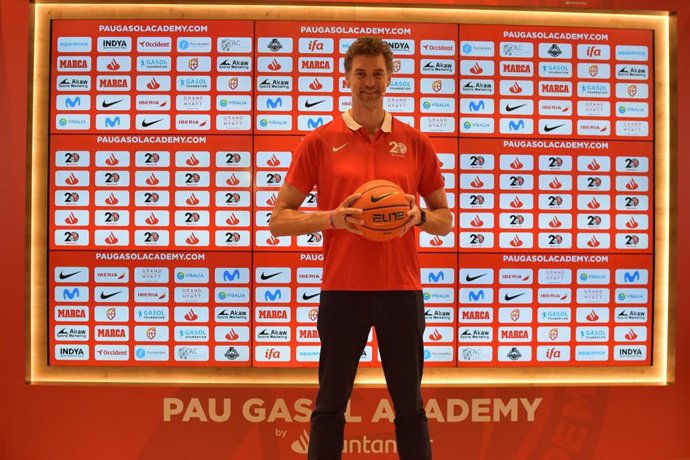 El exjugador de baloncesto Pau Gasol presenta la 20ª Pau Gasol Academy by Santander, en Barcelona