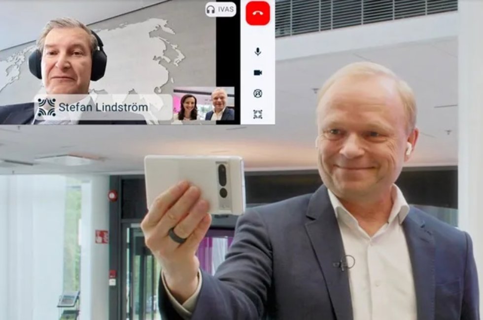 Primera llamada móvil con audio espacial entre El presidente y director ejecutivo de Nokia, Pekka Lundmark, y el embajador de Digitalización y Nuevas Tecnologías de Finlandia, Stefan Lindstrm.