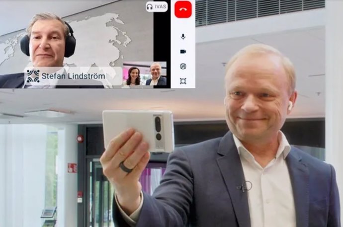 Primera llamada móvil con audio espacial entre El presidente y director ejecutivo de Nokia, Pekka Lundmark, y el embajador de Digitalización y Nuevas Tecnologías de Finlandia, Stefan Lindström.