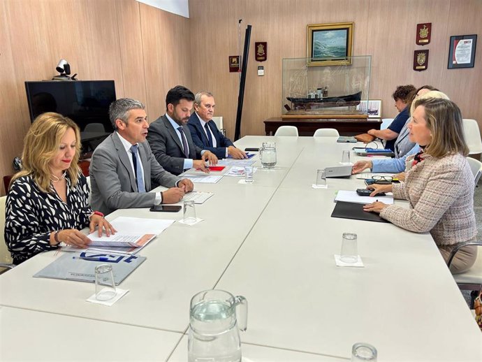 La presidenta del Cabildo de Tenerife, Rosa Dávila, y el consejero de Pesca del Gobierno de Canarias, Narvay Quintero (i), en una reunión conm la secretaria general de Pesca, María Isabel Artime