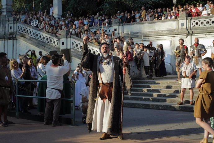 Archivo - Varias personas caracterizadas durante la batalla final entre Castrexos y romanos para cerrar la edición del Arde Lucus de 2023, a 25 de junio de 2023, en Lugo, Galicia (España).