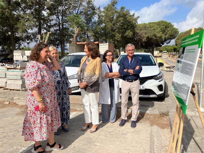 Las delegadas territoriales de Fomento, Articulación del Territorio y Vivienda, Carmen Sánchez, y de Salud y Consumo, Eva Pajares, visitan unas obras en el Hospital de Puerto Real.