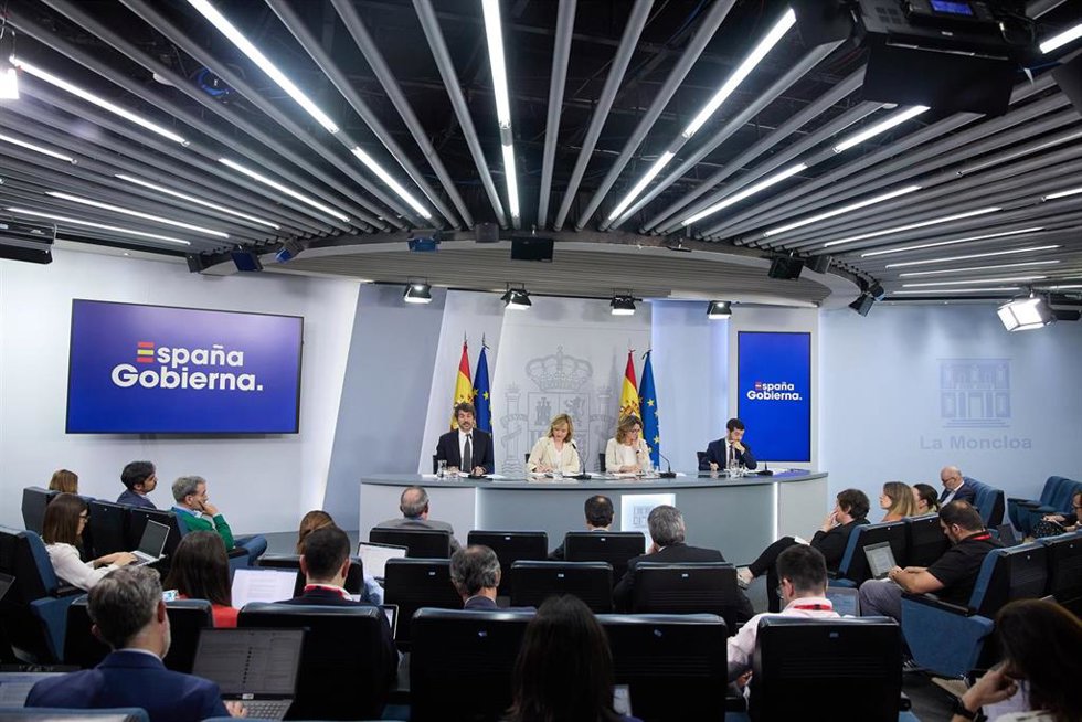 (I-D) El ministro de Cultura, Ernest Urtasun; la portavoz del Gobierno y ministra de Educación, Formación Profesional y Deportes, Pilar Alegría; la vicepresidenta tercera y ministra para la Transición Ecológica y el Reto Demográfico, Teresa Ribera; y el