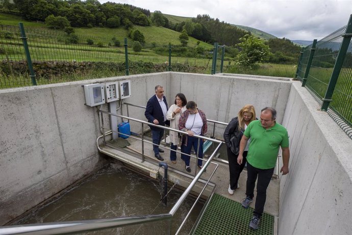 El consejero de Fomento, Ordenación del Territorio y Medio Ambiente, Roberto Media, inaugura la estación depuradora.