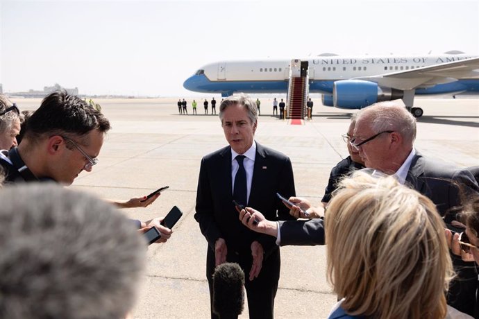 El secretario de Estado de Estados Unidos, Antony Blinken, habla en el aeropuerto de El Cairo