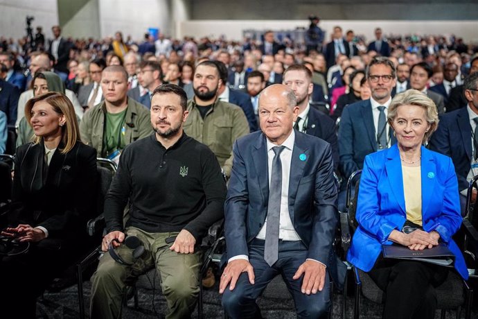 11 June 2024, Berlin: German Chancellor Olaf Scholz (2-R), Volodymyr Zelensky (2-L), President of Ukraine, Olena Zelenska (l) and Ursula von der Leyen, President of the European Commission, take part in the International Conference on the Reconstruction o