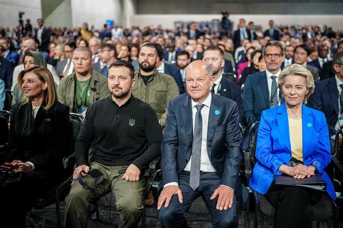 11 June 2024, Berlin: German Chancellor Olaf Scholz (2-R), Volodymyr Zelensky (2-L), President of Ukraine, Olena Zelenska (l) and Ursula von der Leyen, President of the European Commission, take part in the International Conference on the Reconstruction