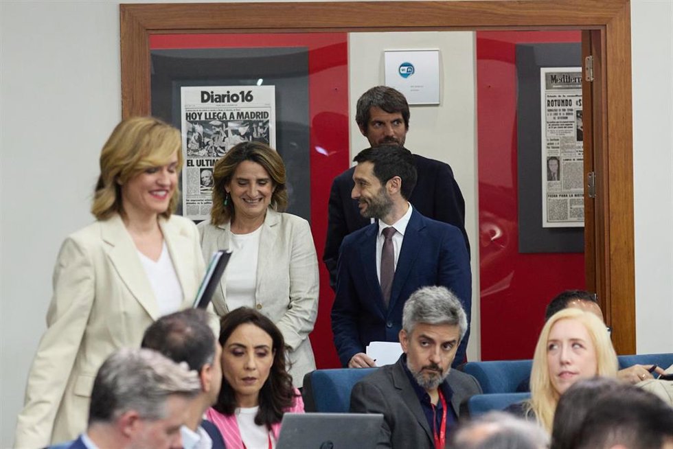 (I-D) La portavoz del Gobierno y ministra de Educación, Formación Profesional y Deportes, Pilar Alegría; la vicepresidenta tercera y ministra para la Transición Ecológica y el Reto Demográfico, Teresa Ribera; el ministro de Derechos Sociales y Agenda 20